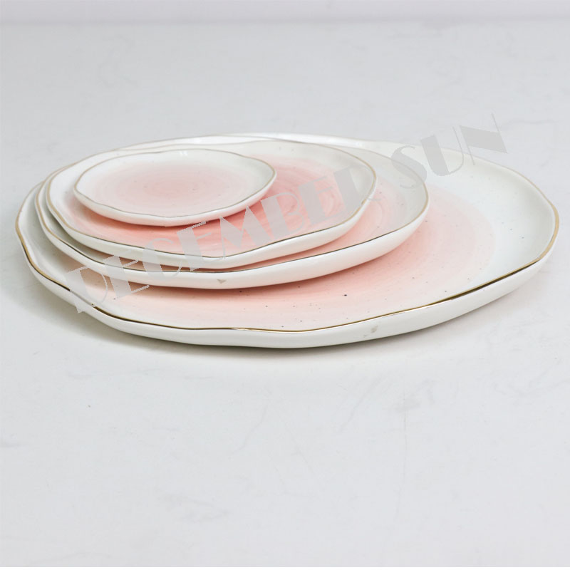 Una amplia selección de mesa de cerámica plato de postre taza tazón