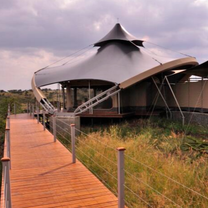 Casas prefabricadas de Safari Estructura de membrana de PVDF de doble capa Tienda de alojamiento de hotel en Sudáfrica