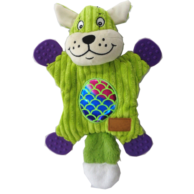 Un nuevo cachorro de peluche. Un perro mordió un juguete.