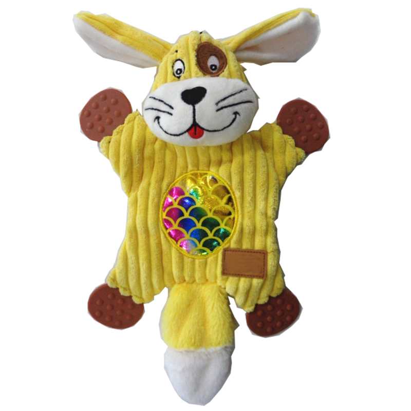 El nuevo perro de peluche muerde los juguetes.