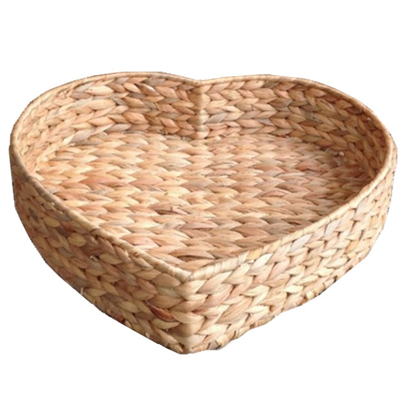 Canasta de jacintos de agua en forma de corazón