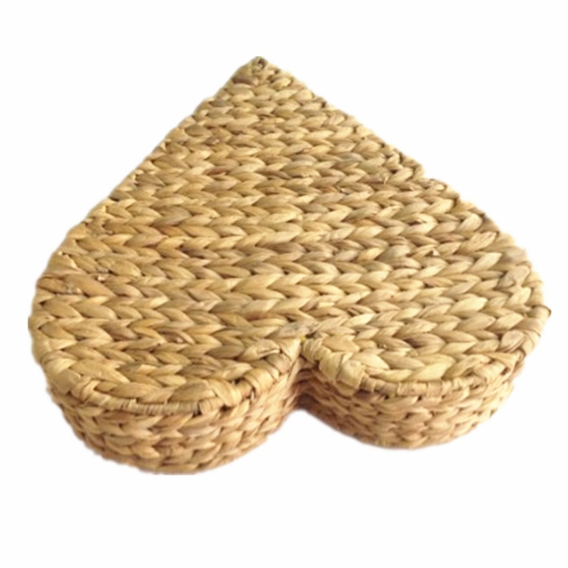 Canasta de jacintos de agua en forma de corazón