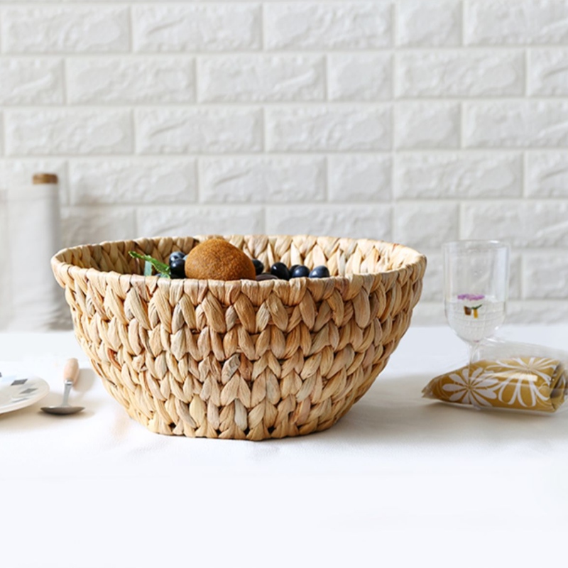 Cesta de jacinto de agua tejida