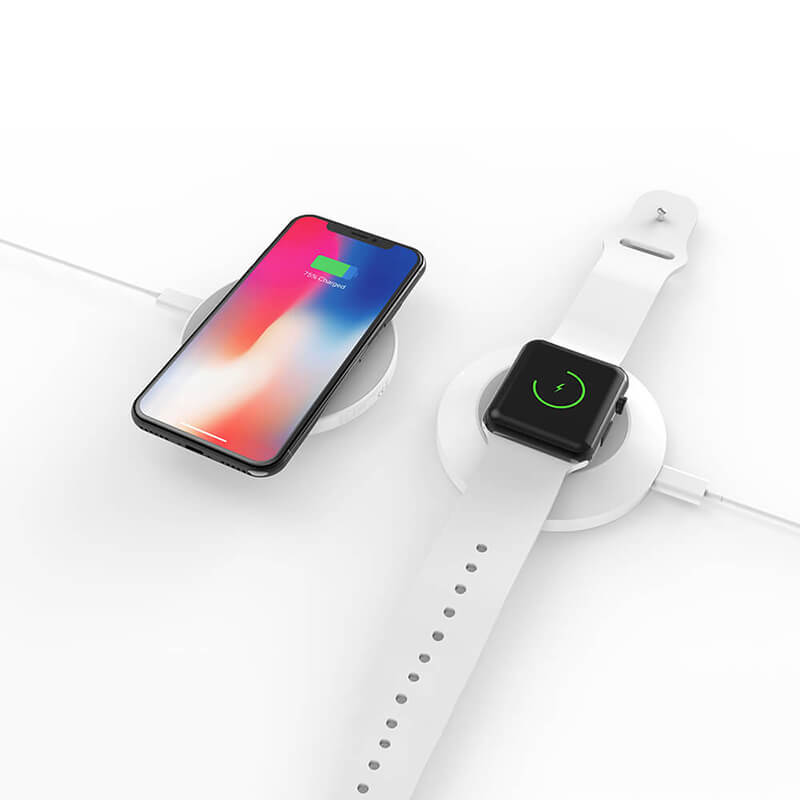 Ambas partes cargan el iPhone y el iwwatch.