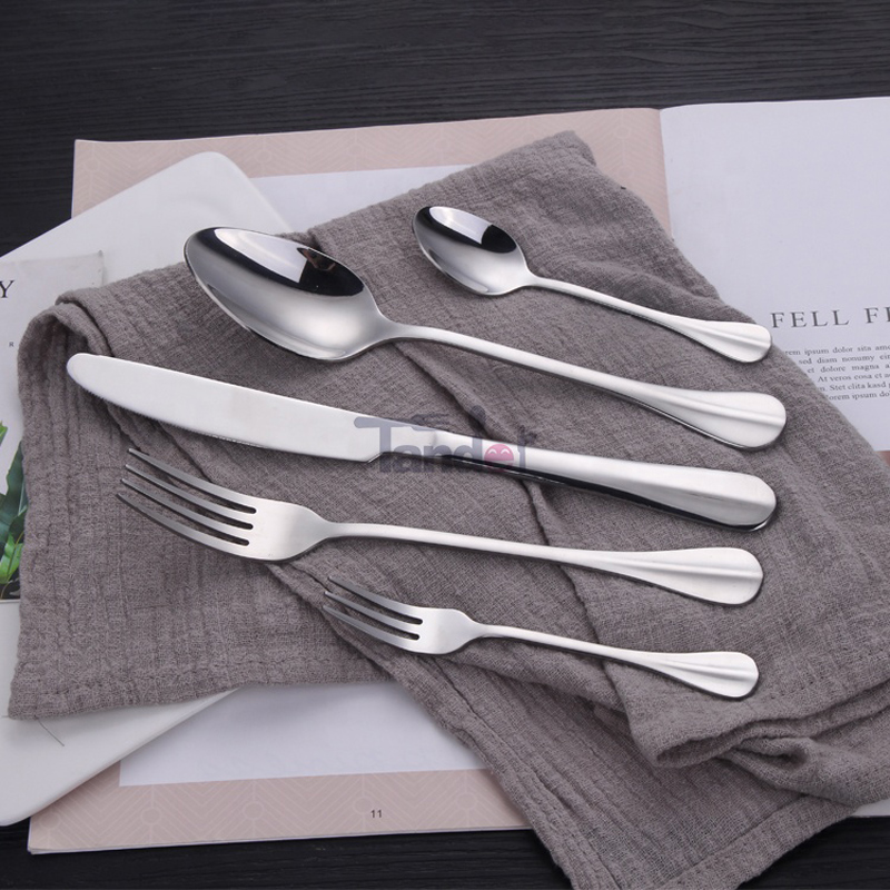 Dieciocho cubiertos, cubiertos, cuchillos, tenedores, cucharas para uso doméstico y restaurante