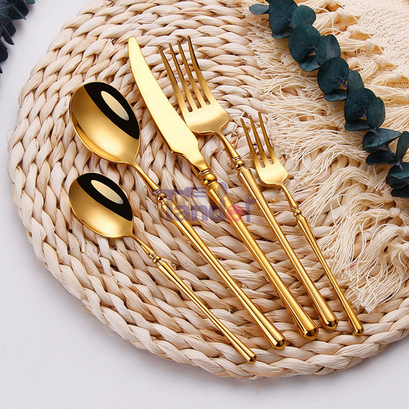 Hermosos cubiertos de oro a granel, acero inoxidable, cubiertos de cuchara, ejercicio con cubiertos y cuchillos.