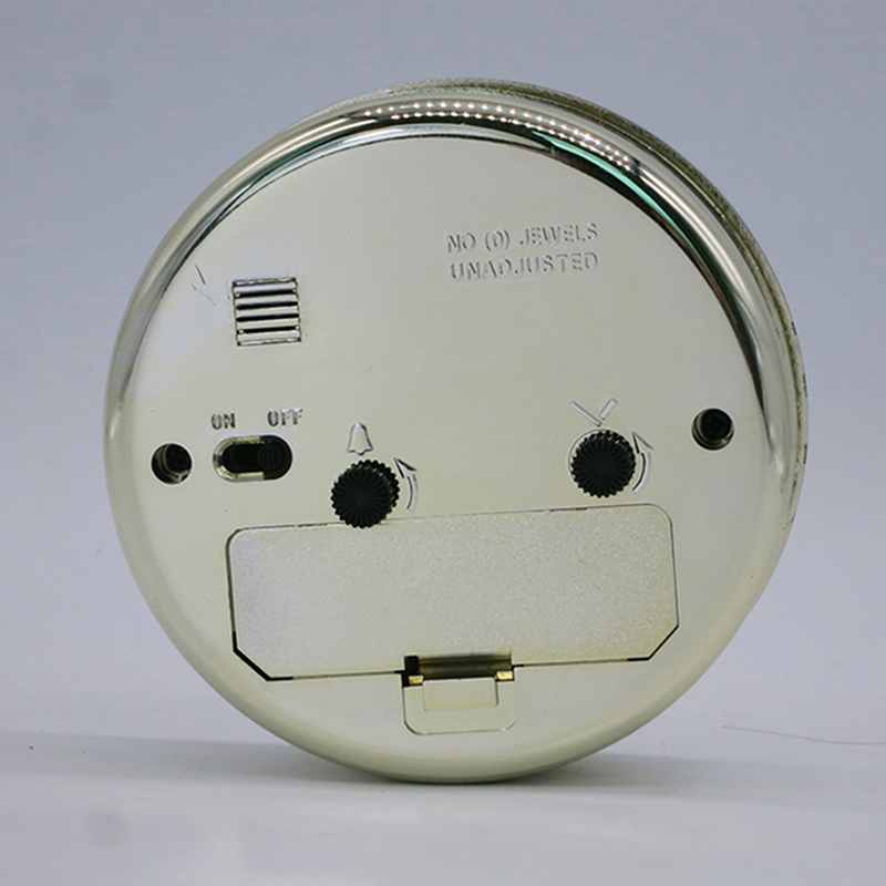 Un despertador dorado de 89 mm de diámetro.