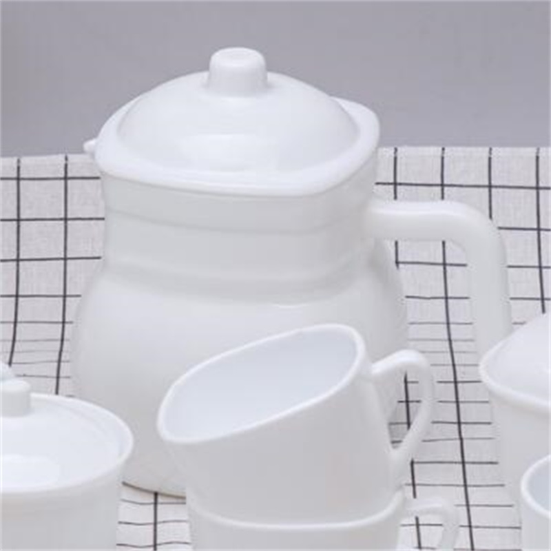 Recipientes de piedra de huevo, vasos de vidrio, paquetes de cena...