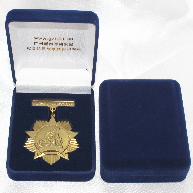 Artículos D - 26, cajas de terciopelo, para monedas, collares y insignias, mm.75 * 95 * 32 mm, peso aproximadamente 65 g.