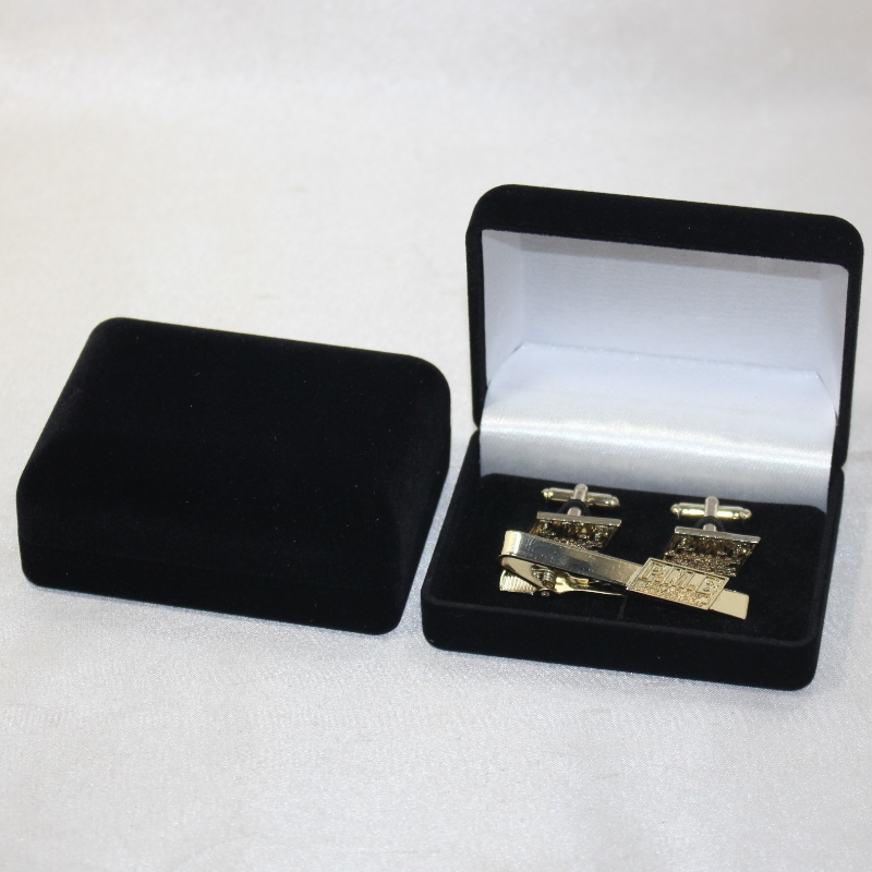 Artículos D - 45 gemelos, corbatas o medallas, monedas y insignias en cajas de terciopelo circular, mm.84 * 64 * 36, unos 48 gramos más.