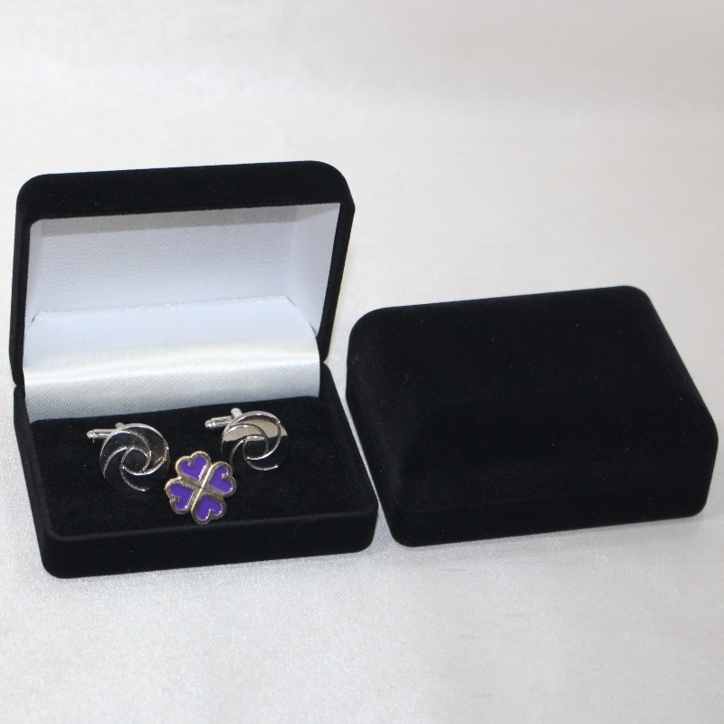 Artículos D - 45 gemelos, corbatas o medallas, monedas y insignias en cajas de terciopelo circular, mm.84 * 64 * 36, unos 48 gramos más.