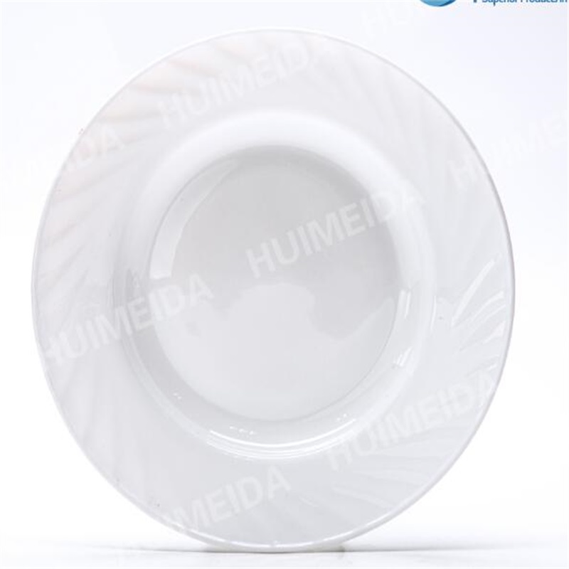 Recipientes de piedra de huevo, vasos de vidrio, juegos de cena.