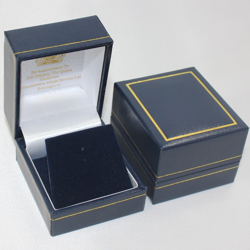 Cajas de plástico cuadradas del producto V - 07, revestidas de papel de cuero sintético, de 25 a 30 mm de diámetro, insignias, anillos, etc.46 * 53 * 38, peso alrededor de 40 g.