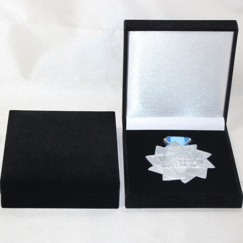 Artículo V-19 caja cuadrada de cuero de PU para moneda de 90 * 90 mm, medalla e insignia, etc. mm. 110 * 125 * 33, pesa alrededor de 140 g