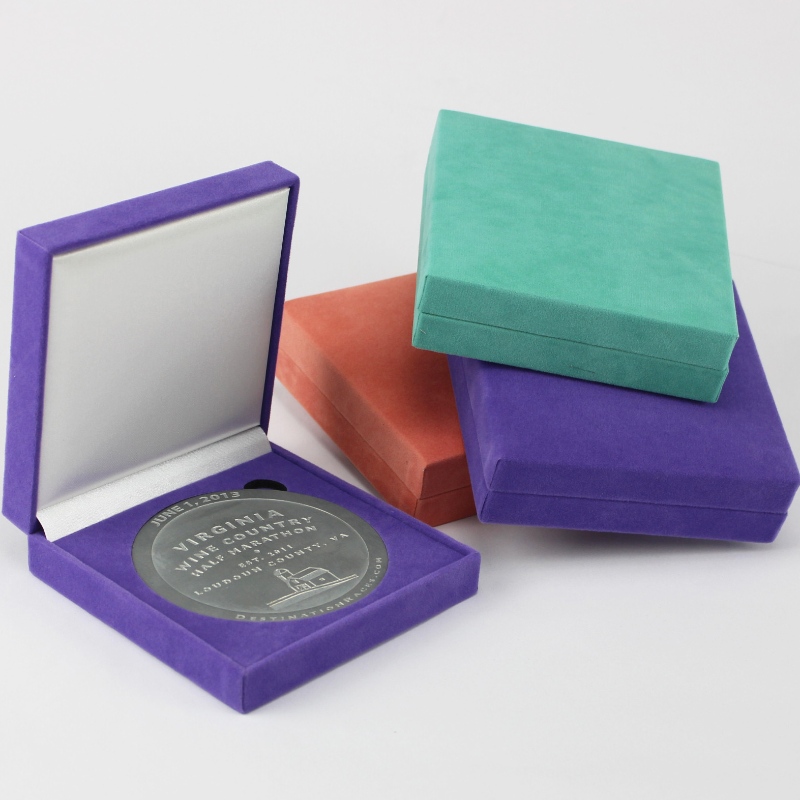 Artículo V-22S caja de franela cuadrada para moneda de 90 * 90 mm, insignia ＆ medalla, etc. mm.128 * 128 * 34, pesa aproximadamente 170 g