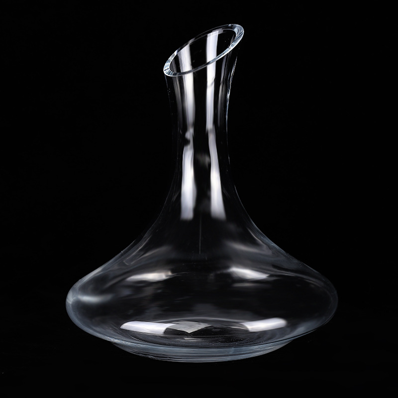 El nuevo decantador de vino 2020 de vidrio transparente, el decantador de vino inclinado simple sin mango, se puede personalizar para la venta al por mayor
