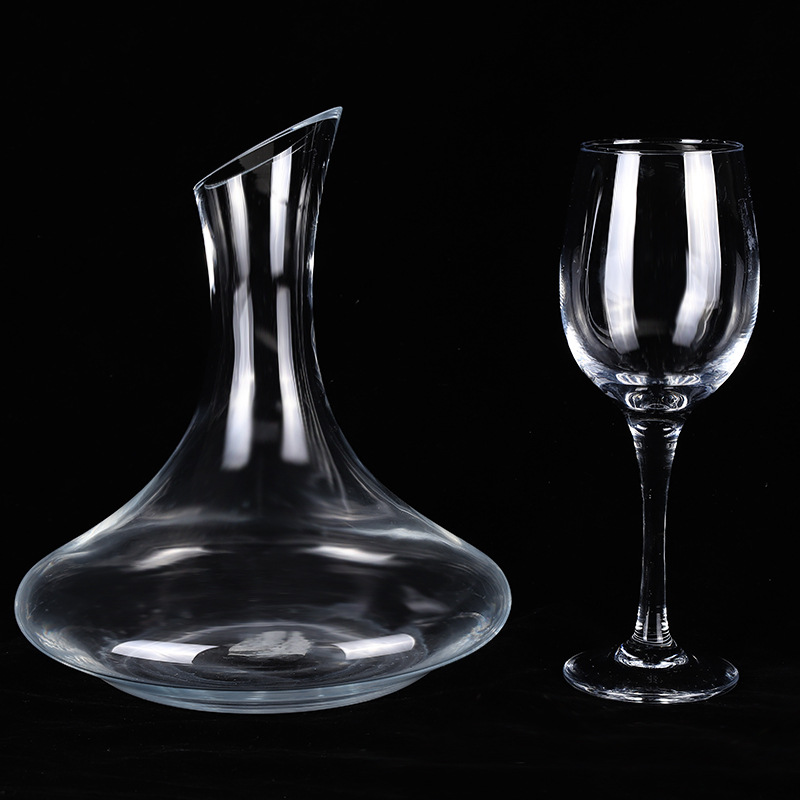 El nuevo decantador de vino 2020 de vidrio transparente, el decantador de vino inclinado simple sin mango, se puede personalizar para la venta al por mayor