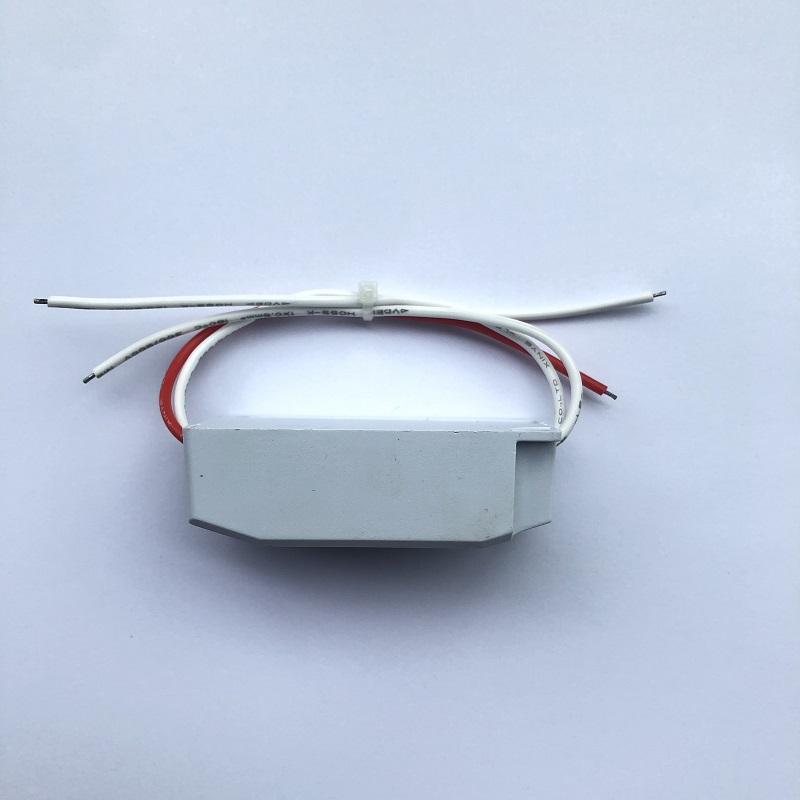 6W 12V Carcasa de plástico impermeable Fuente de alimentación conmutada Controlador LED regulado de baja potencia Plástico impermeable