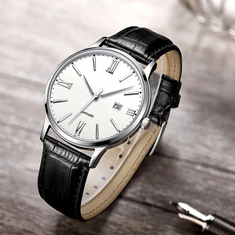Un reloj mecánico de estilo sencillo.