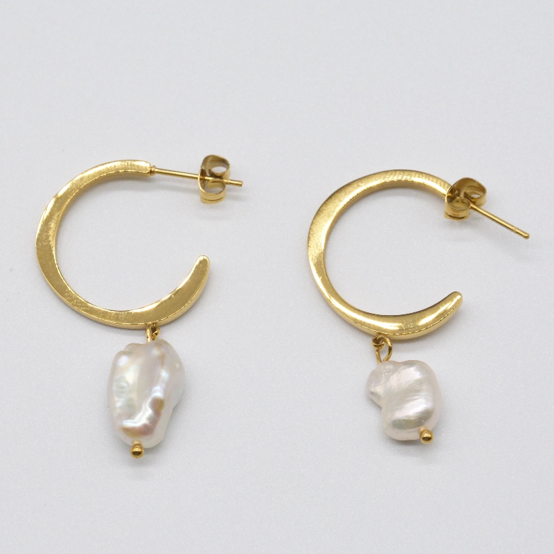 Pendientes de perlas de imitación simples Pendientes colgantes en forma de C de oro Pendientes colgantes largos para mujer Joyería Fábrica de procesamiento de joyas de China Ruifanbao