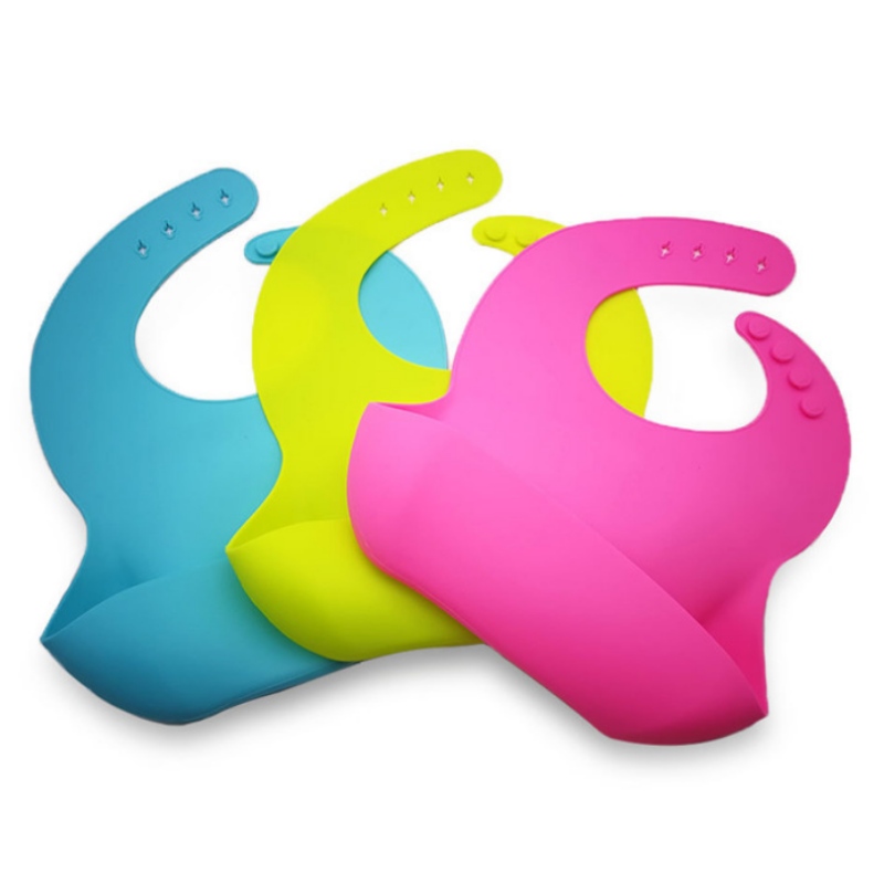 La fábrica provee un babero de silicona de alta calidad.