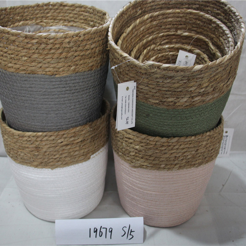 Cesta de planta natural hecha a mano de totora de paja