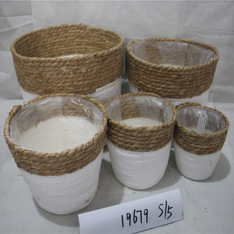 Cesta de planta natural hecha a mano de totora de paja
