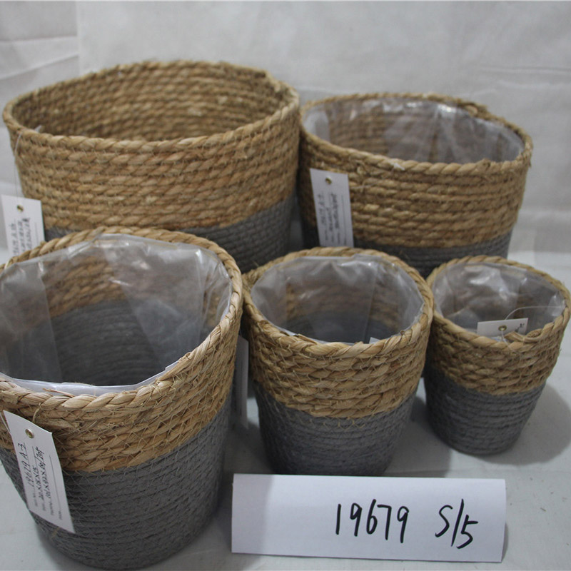 Cesta de planta natural hecha a mano de totora de paja
