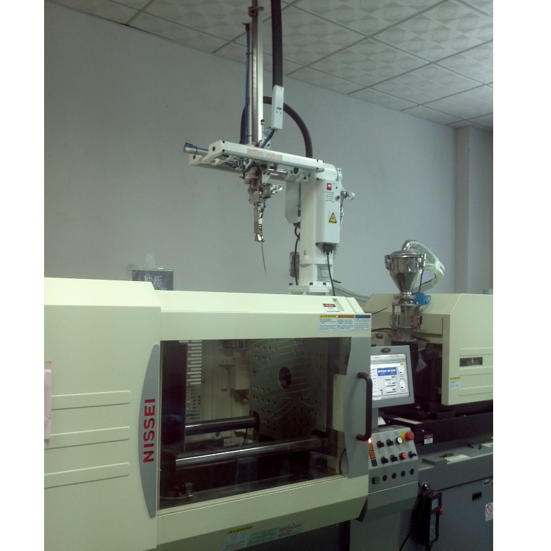 Los fabricantes dirigen el manipulador radial industrial del robot del moldeo por inyección del robot del brazo oscilante
