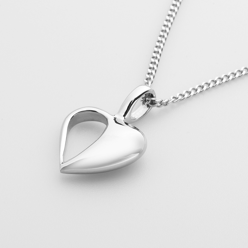 Collar con colgante de corazón plateado de acero inoxidable para mujer