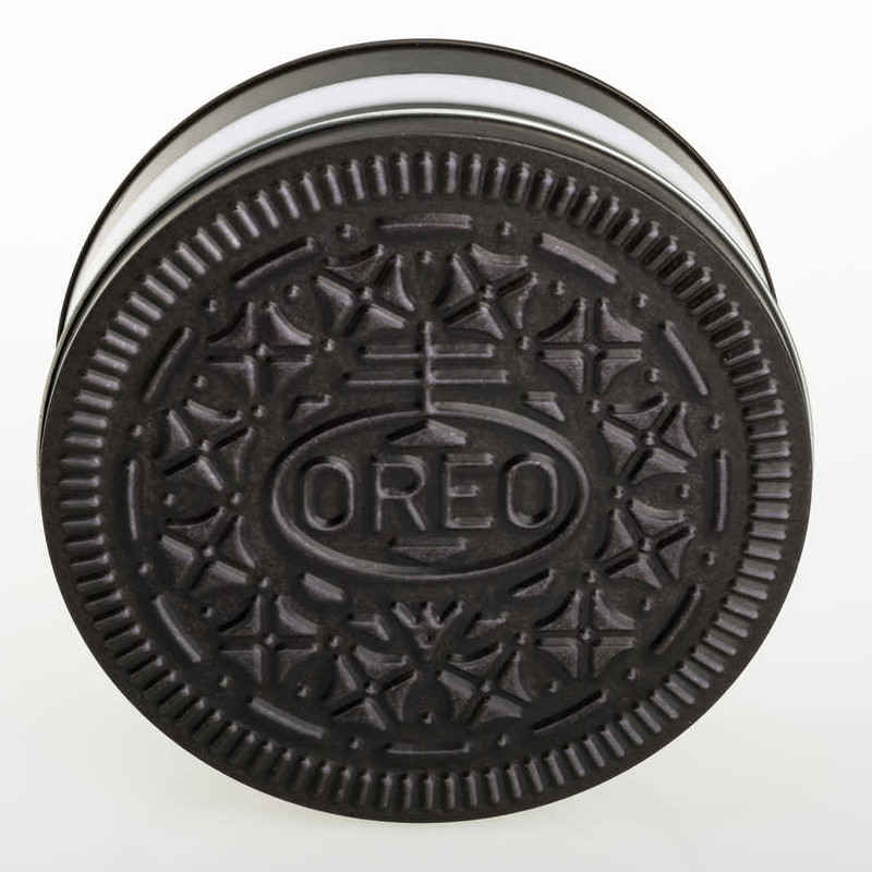 Caja de lata de galletas con forma de Oreo