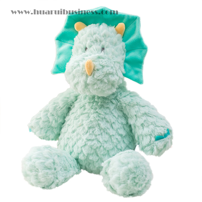 Monstruos, ovejas, muñecas de peluche, para promocionar la producción.