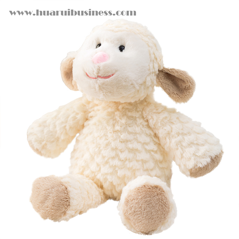 Monstruos, ovejas, muñecas de peluche, para promocionar la producción.