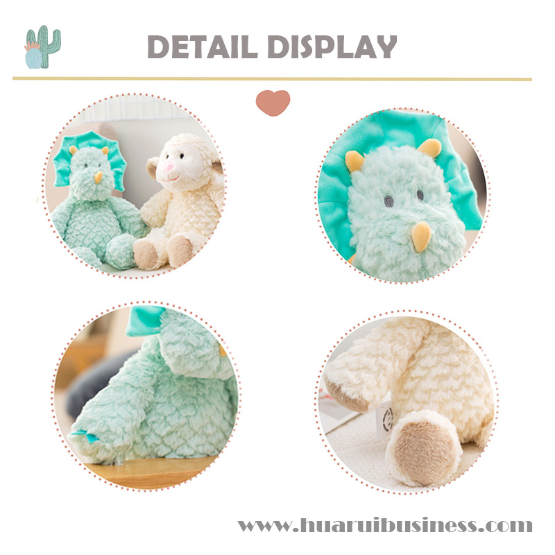 Monstruos, ovejas, muñecas de peluche, para promocionar la producción.