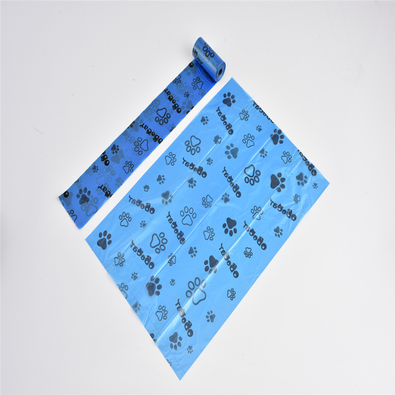 Abono orgánico biodegradable. Bolsa de caca de perro.