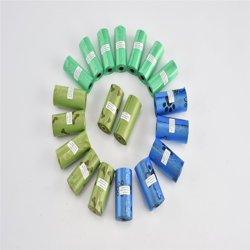 Abono orgánico biodegradable. Bolsa de caca de perro.