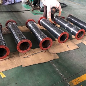 Tubos de drenaje flexibles para buques de dragado