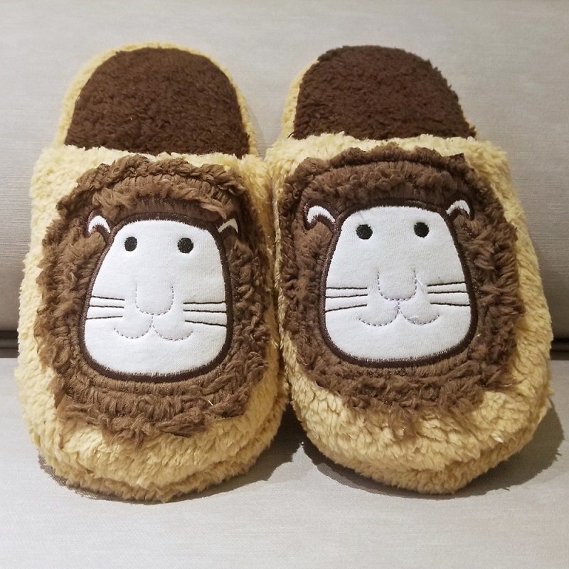 Peluche lindo León mula zapatillas