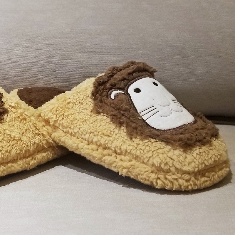 Peluche lindo León mula zapatillas