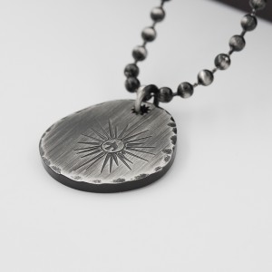 Collar negro antiguo con colgante de estrella brillante Collar redondo de acero inoxidable