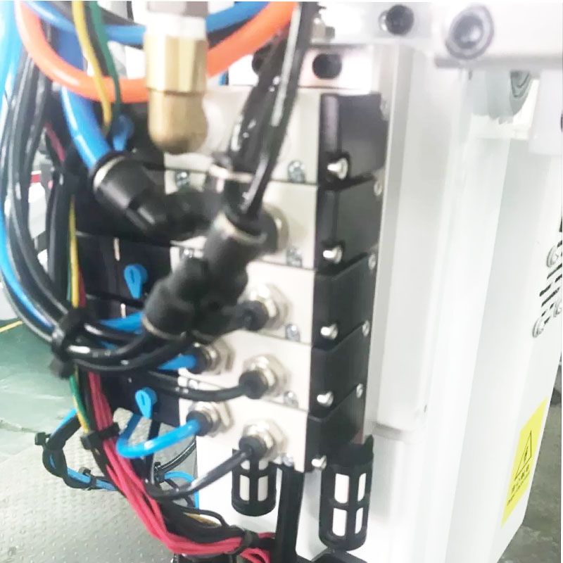 El manipulador automático oblicuo del brazo de la máquina de moldeo por inyección saca la máquina de manipulador de un solo brazo giratorio a alta velocidad