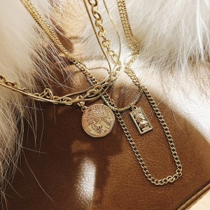 Cadena de suéter simple y versátil.