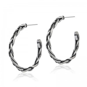 La versión coreana de la moda y hermosos pendientes.