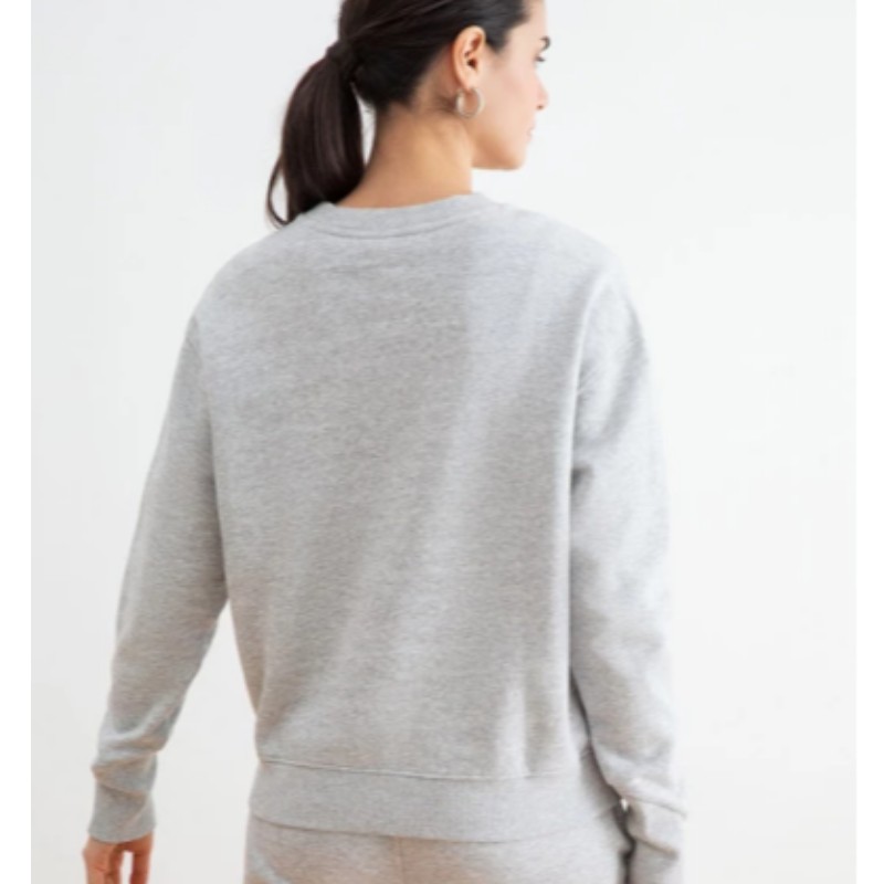 Sudadera gris clara sin bolsillos.