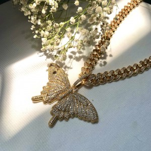 Collar de mariposa rosa de moda de la moda Colgante brillante de mariposa brillante con cadena cubana