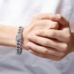 HIP-HOP HABLE está lleno de pulseras de perforación