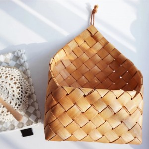 Cesta colgante de madera