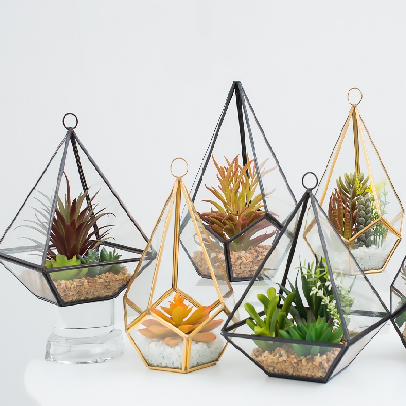 Potted artificial suculento en vidrio.
