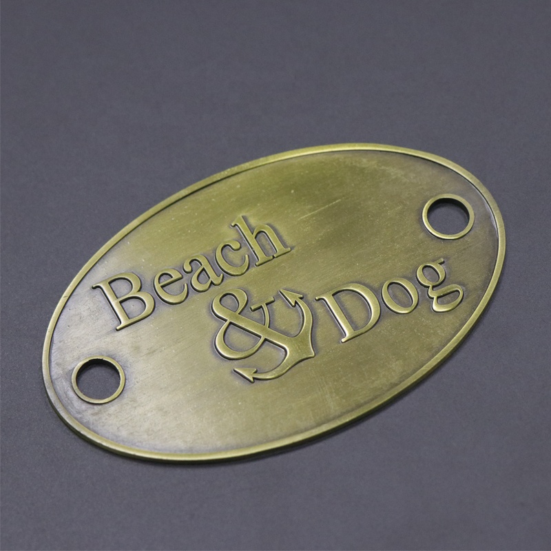 China Fabricante Personalizado a presión Metal Metal Placa de identificación de metal electroplateado de aleación de zinc lacado de la placa denombre del logotipo