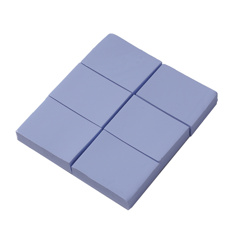 ¿Cuál es el material de la hoja de silicona térmicamente conductora??